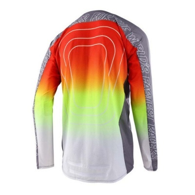 Camisola de motocross de manga comprida com gradiente de vermelho para branco e texto em cinza nas mangas.