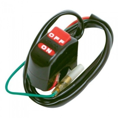 Interruptor elétrico preto com botões ON e OFF e fios elétricos