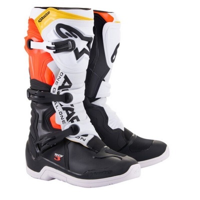 Botas de motocross preto, branco, laranja e amarelo com proteções rígidas e fecho por fivelas.