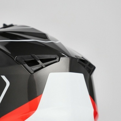 Capacete preto, branco e vermelho com ventilação
