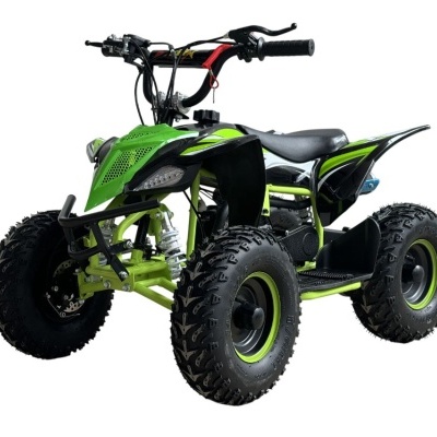 Quad elétrico infantil verde e preto com pneus grandes e guiador preto