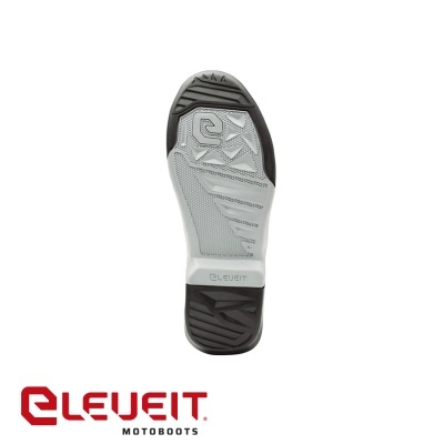 Sola de bota motorizada preta e cinzenta com padrão texturizado e logótipo ELEVEIT