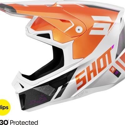 capacete de motocross laranja, branco e preto com escrita SHOT