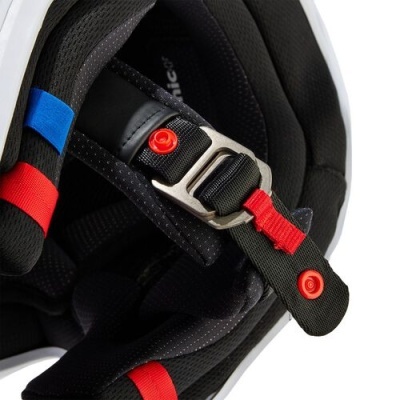 Fecho de capacete preto com detalhes em vermelho e azul e fivela metálica