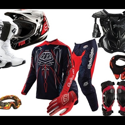 Equipamento motocross com capacete, botas, camisa, calças, luvas, óculos e proteções corpo