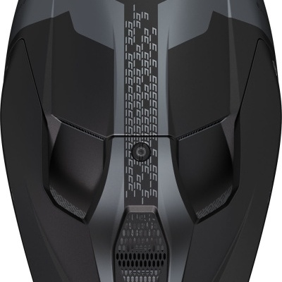 Capacete de motocross preto com detalhes cinzentos e texto SHOT