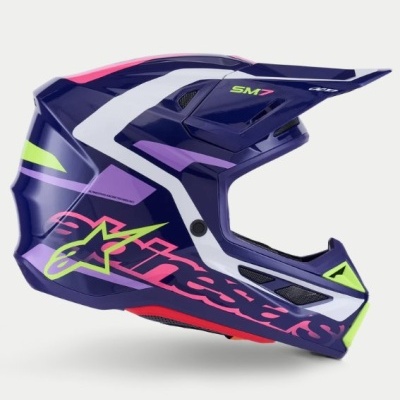 Capacete integral azul escuro com detalhes coloridos e texto SM7 e Alpinestars.