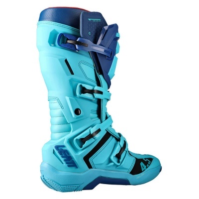 Bota de motocross azul claro com fivelas azuis escuras e sola robusta