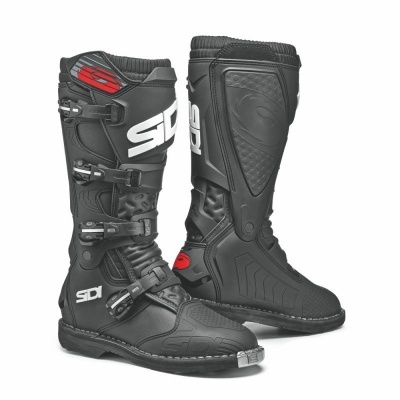 Botas pretas de motocross com fechos e detalhes em vermelho e branco