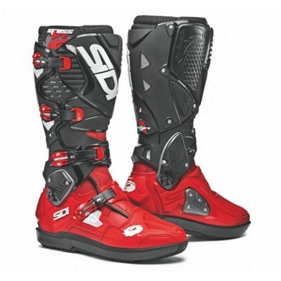 Botas de motocross vermelhas e pretas com fivelas e proteções rígidas