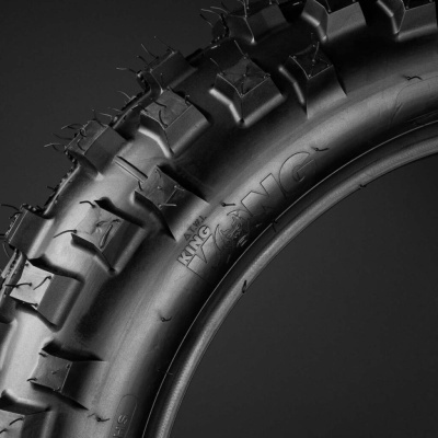 Pneu preto de borracha com texto ATW KING WANG na lateral