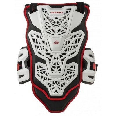 Protetor de peito e costas branco com padrão geométrico, bordas pretas e vermelhas.