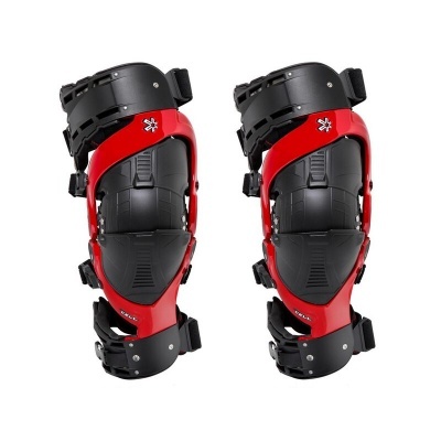 Par de joelheiras vermelhas e pretas ergonómicas com tiras de fixação