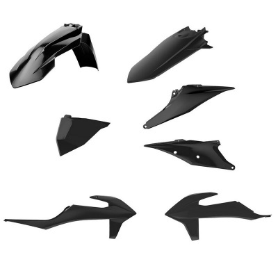 Peças plásticas pretas para motocicleta sobre fundo branco