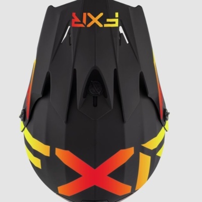 Capacete preto com logo FXR em vermelho, amarelo e laranja