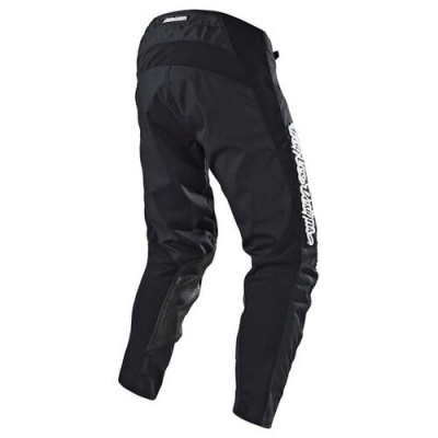 Calças pretas com o texto ALPINESTARS na lateral