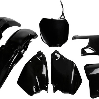 Peças de carroçaria de mota pretas brilhantes sobre fundo branco