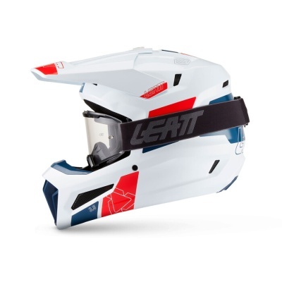 Capacete integral branco com detalhes vermelhos e azuis e faixa preta com texto LEATT