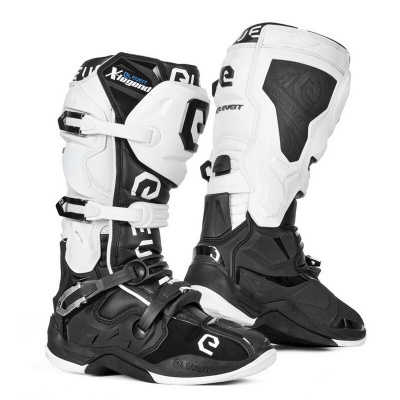 Botas de motocross pretas e brancas com fechos e logotipos QX e QUEST