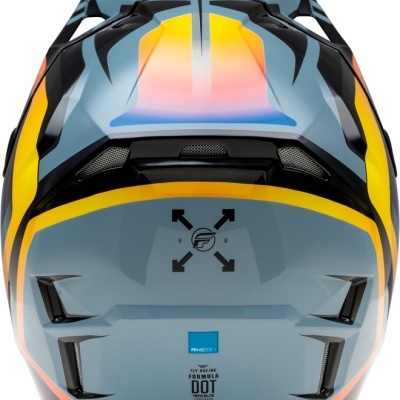 Capacete de motociclismo cinzento com detalhes amarelos, laranja e pretos e ventilação traseira.