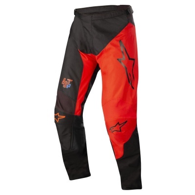Calças desportivas preto e vermelho com logos Alpinestars e AST