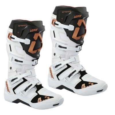 Botas de motociclismo Leatt em branco, preto e castanho com fivelas e texto visível.