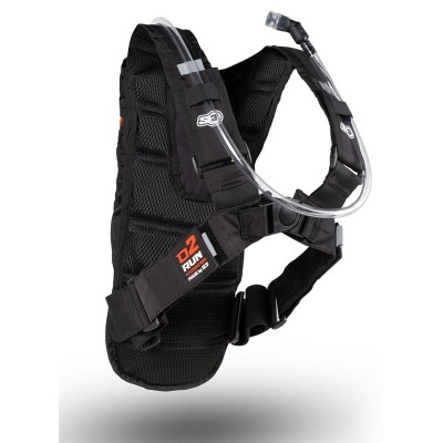 Mochila hidratação preta com tubo transparente para beber e etiqueta D2 RUN