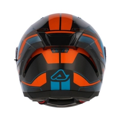 Capacete de motociclista preto, laranja e azul visto de trás com padrão geométrico e logotipo azul