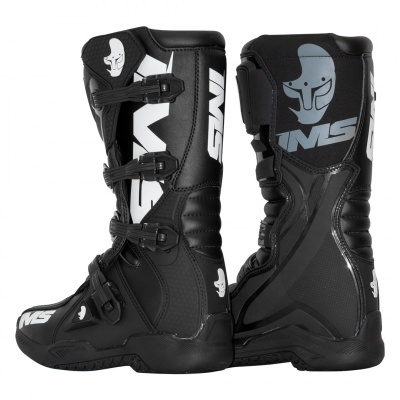 Botas pretas de motocross IMS com fechos de fivela e logotipos brancos e cinzentos.