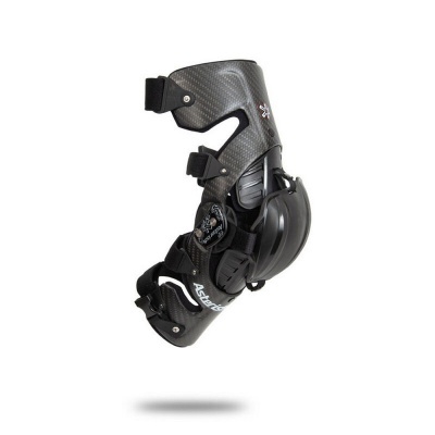 Joelheira de protecção preta com textura de carbono e fivelas ajustáveis