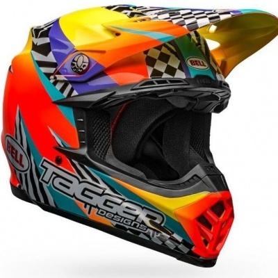 Capacete motocross colorido com padrões e texto