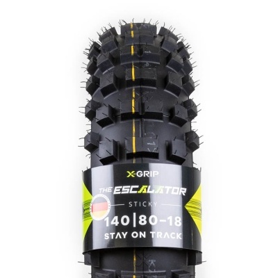 Pneu de bicicleta X-GRIP THE ESCALATOR preto com etiqueta e faixa amarela
