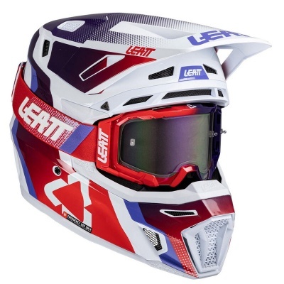 Capacete de motocross branco, vermelho, azul e roxo com óculos escuros e marca LEATT