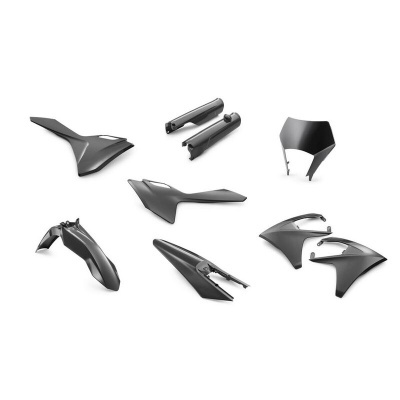 Peças plásticas pretas para motocicleta sobre fundo branco