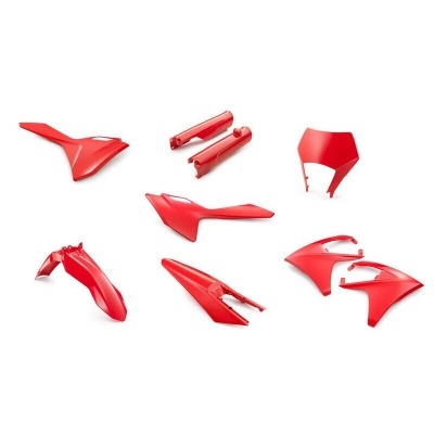 Peças plásticas vermelhas para mota sobre fundo branco