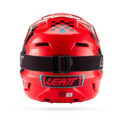 Capacete desportivo vermelho com cinta preta e padrão quadriculado