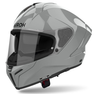Capacete de motociclista cinzento com viseira transparente e texto AIROH
