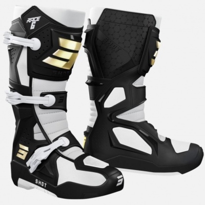 Botas de motocross pretas, brancas e douradas com fivelas e texto
