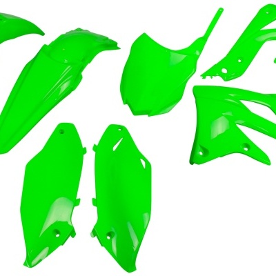 Peças plásticas verdes para mota sobre fundo branco