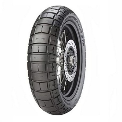 Pneu de motocicleta preto com jantes metálicas e disco de travão, visto de lado