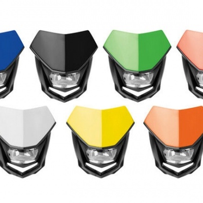 Faróis de bicicleta coloridos em fundo branco