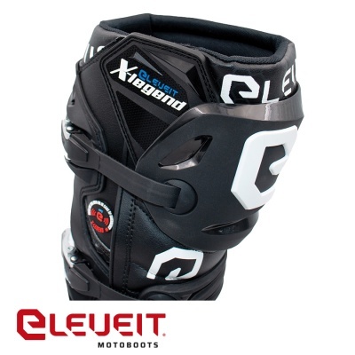 Bota preta de motociclismo Eleveit com fechos e logotipos brancos.