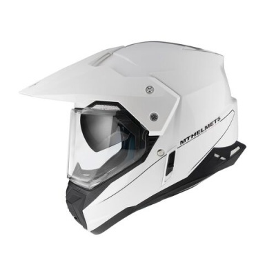 Capacete branco de motociclista com viseira e óculos integrados