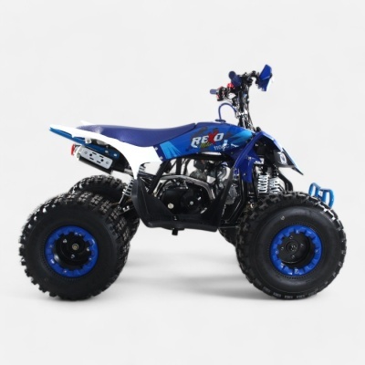 Quad motorizado azul e preto com pneus grossos sobre fundo branco