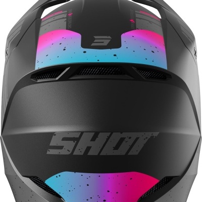 Capacete preto fosco com detalhes em azul e rosa e logótipo SHOT na parte traseira