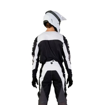 Figura de costas com equipamento de motocross preto, branco e cinza.