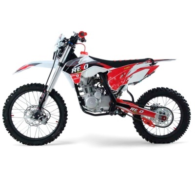 Motocross off-road branco, vermelho e preto com inscrições REX0.