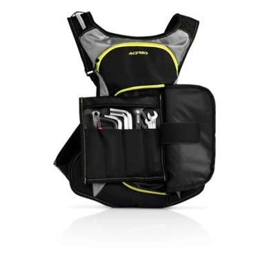 Colete funcional com ferramentas básicas e detalhes amarelos