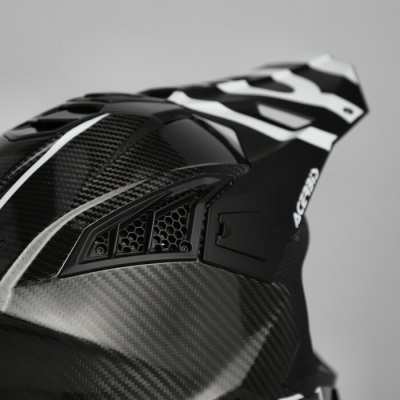 Capacete preto com padrão de fibra de carbono e detalhes em preto e branco com texto ACERBOS