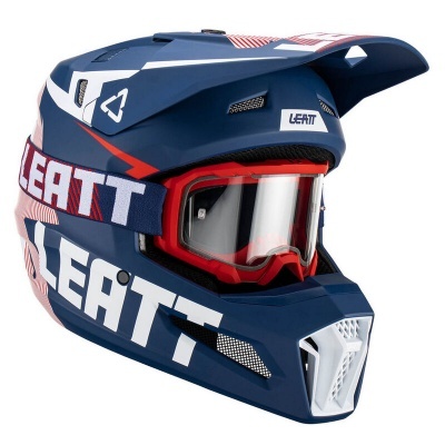 Capacete de motocross azul escuro com detalhes em vermelho e branco e óculos integrados.